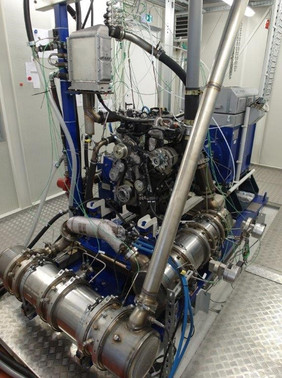 Versuchsmotor Deutz TCD 3.6 mit dem Abgasnachbehandlungssystem, Bildquelle: LKV